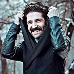 تو کنارم باش دار و ندارم باش بده دستاتو به من قلبمو میدم جاش